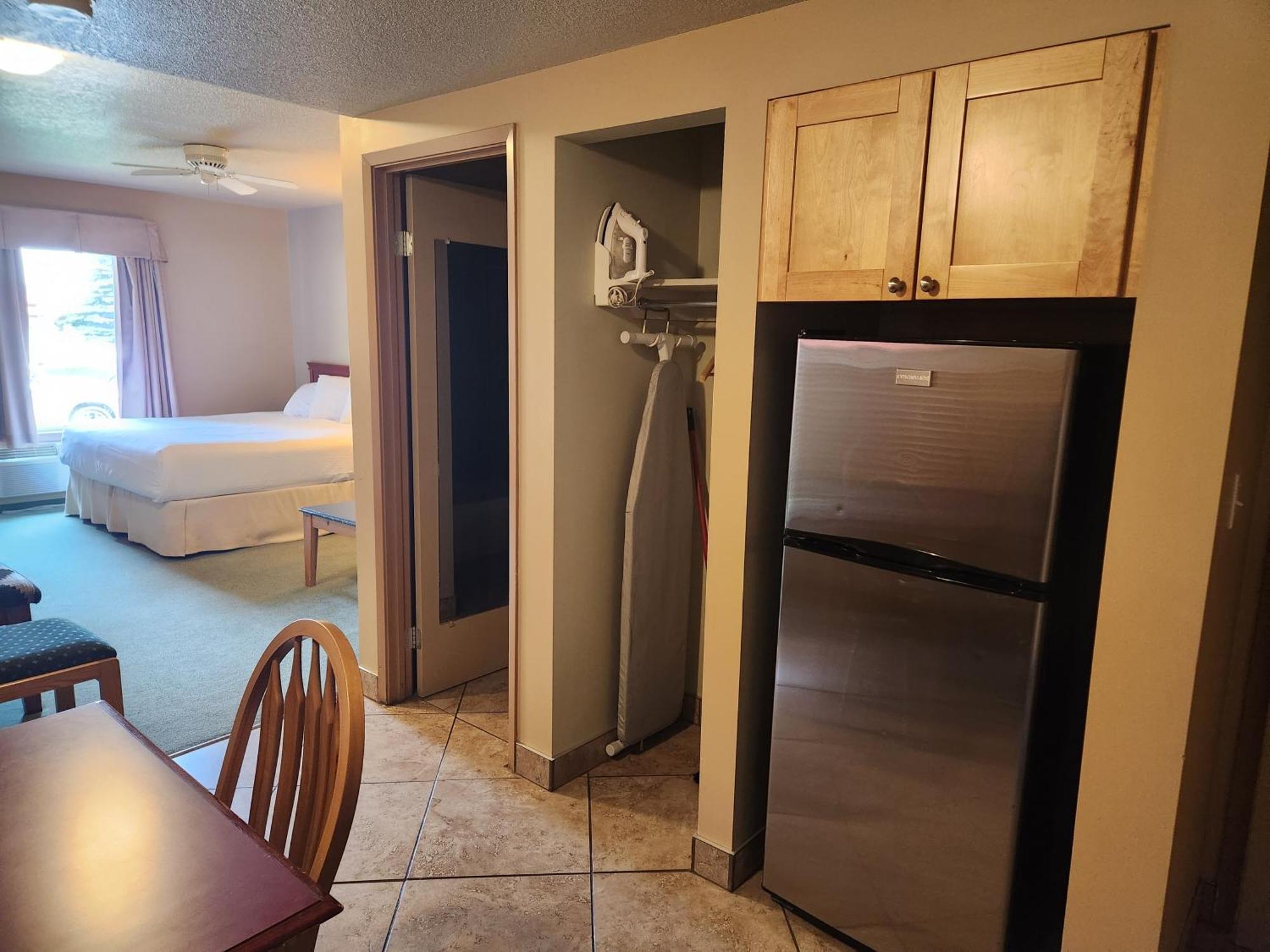 Waterton Lakes Lodge Resort Экстерьер фото