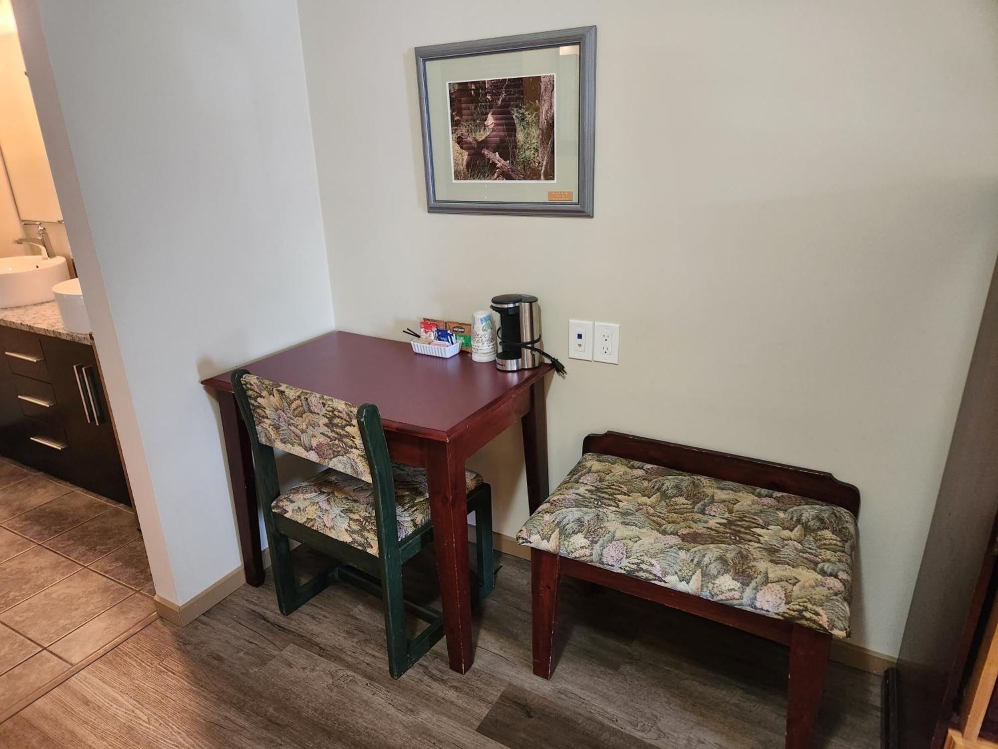 Waterton Lakes Lodge Resort Экстерьер фото