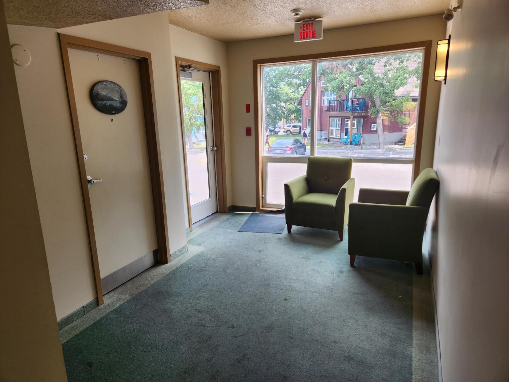 Waterton Lakes Lodge Resort Экстерьер фото