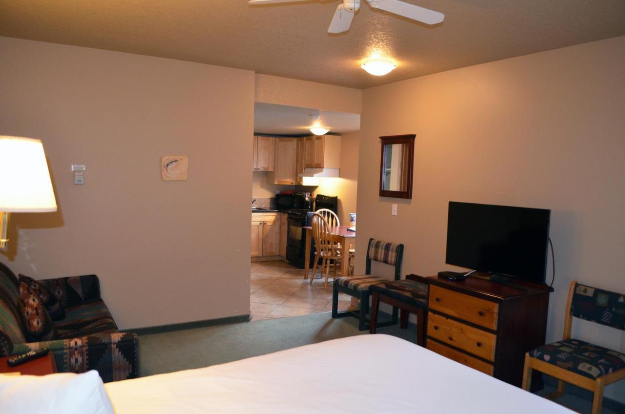 Waterton Lakes Lodge Resort Экстерьер фото