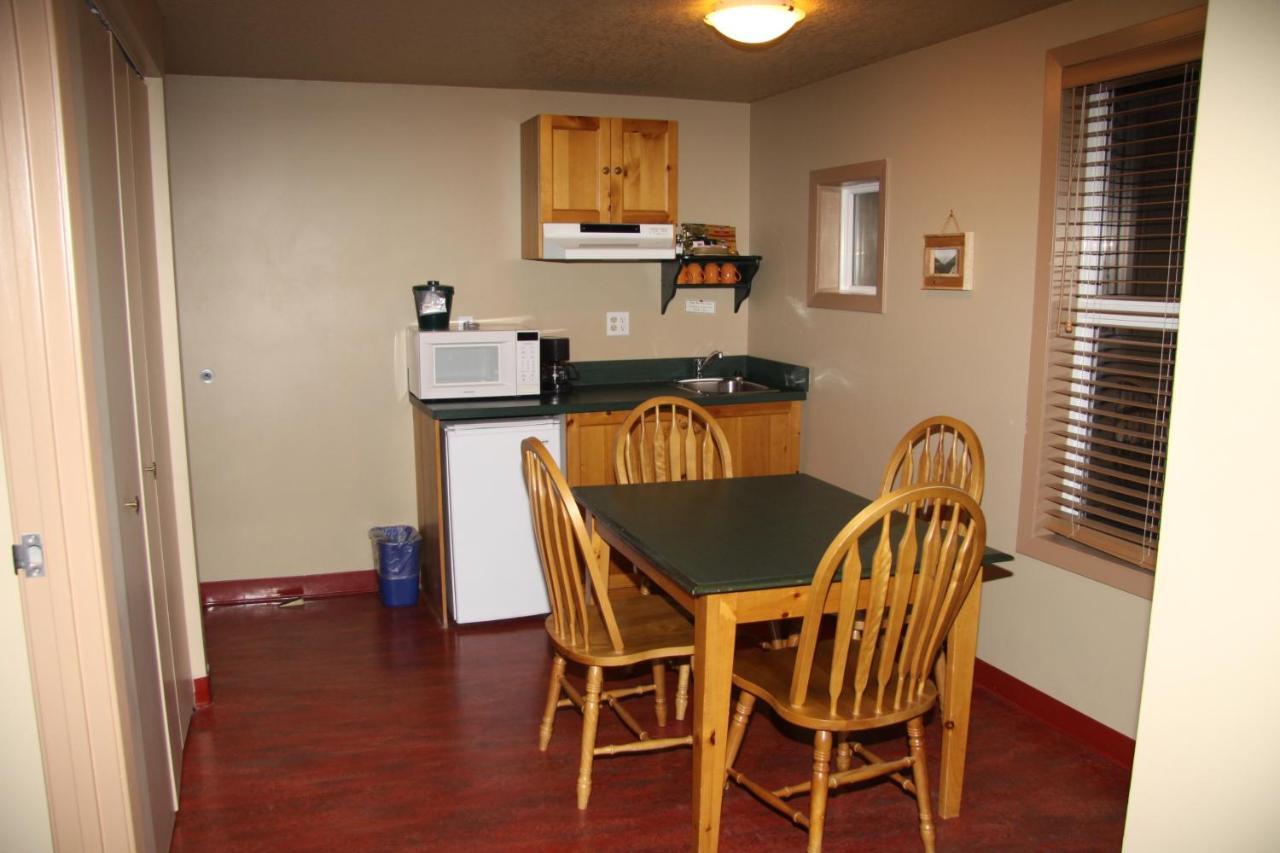 Waterton Lakes Lodge Resort Экстерьер фото