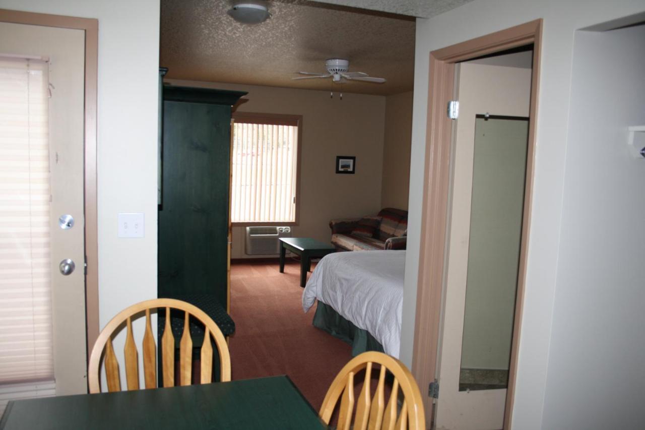 Waterton Lakes Lodge Resort Экстерьер фото
